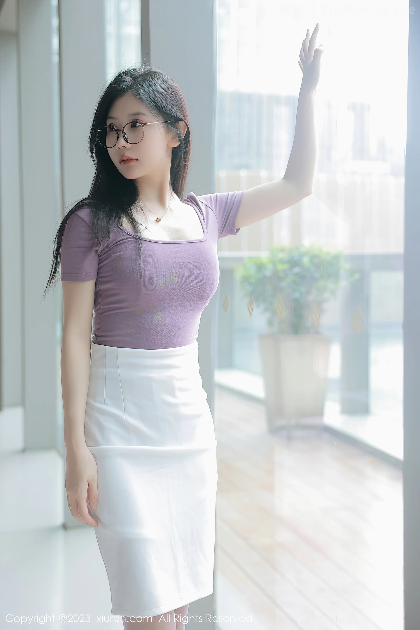 图片[3]-[XiuRen秀人网]2023.06.06 VOL.6865 尹甜甜 粉色紧身OL制服与蕾丝内衣加丝袜美腿性感私房写真集-秀人网官方网站